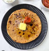 Aloo Paratha (Pickle)